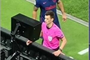VAR, Suarez spia l’arbitro mentre fa la review: ammonito item-thumbnail