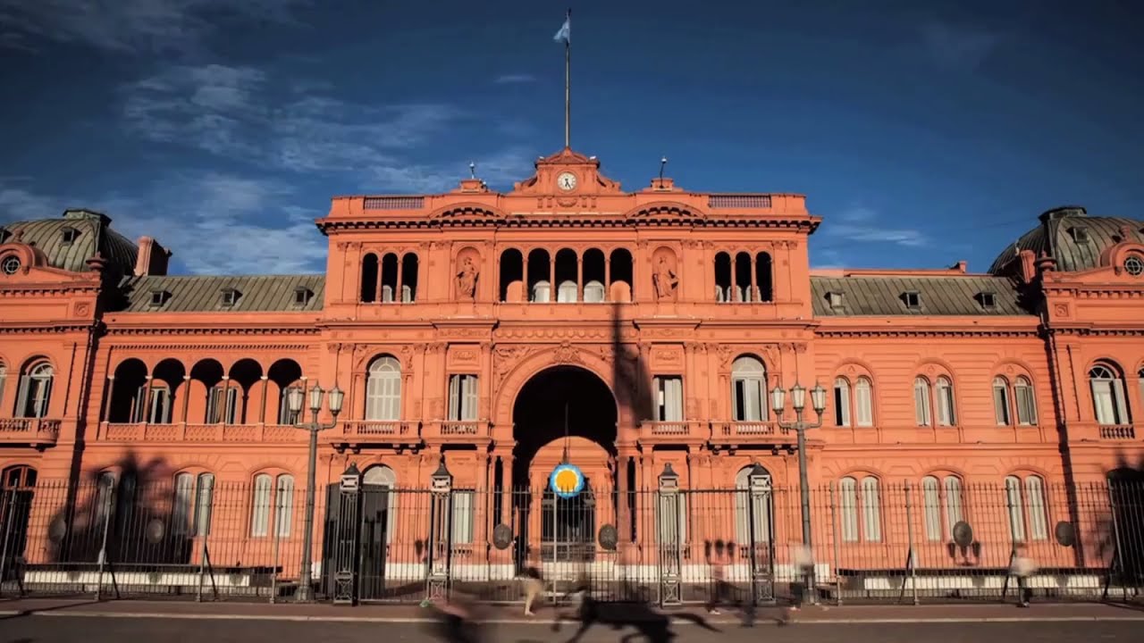 Il feretro di Maradona è alla Casa Rosada, centinaia di persone alla veglia