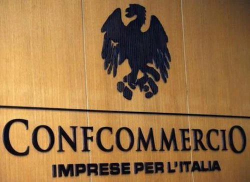 in Campania i commercianti protestano travestiti da fantasmi