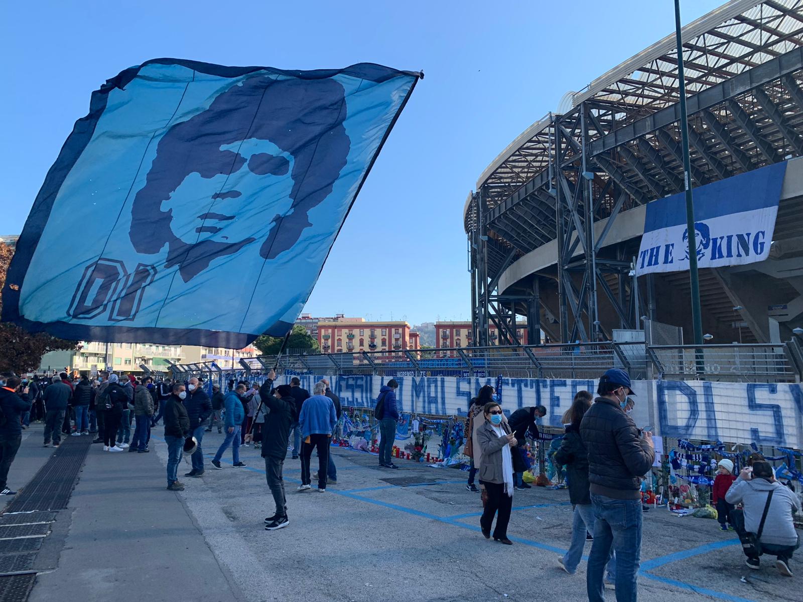 La campagna elettorale inseguendo l’unico vero uomo politico di Napoli: Maradona