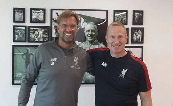 L'uomo che allena il Liverpool sulle rimesse laterali