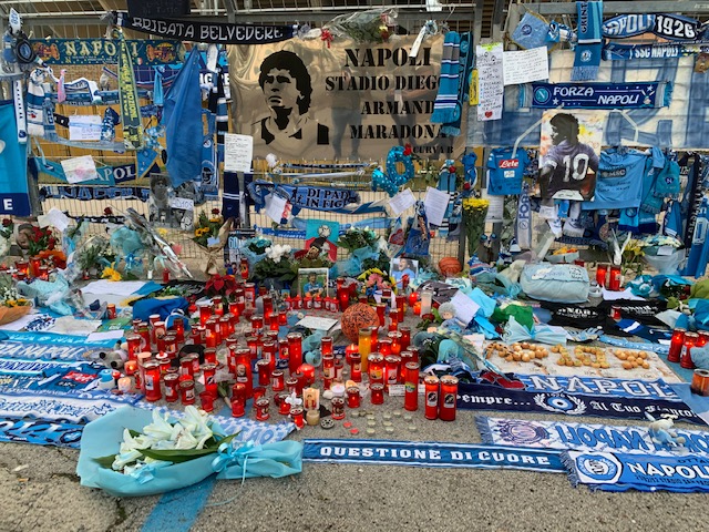 Il Guardian: “Altro che dio, Maradona è stato lo stregone dell’ultima città pagana al mondo”