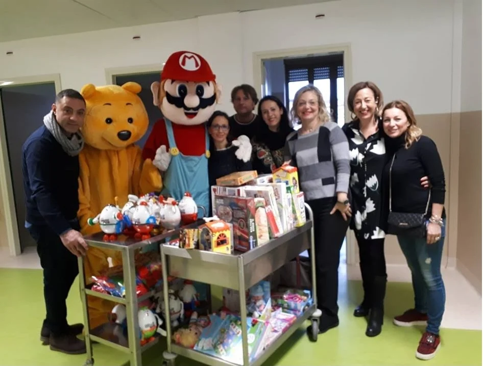 a Natale regala un sorriso a un bambino