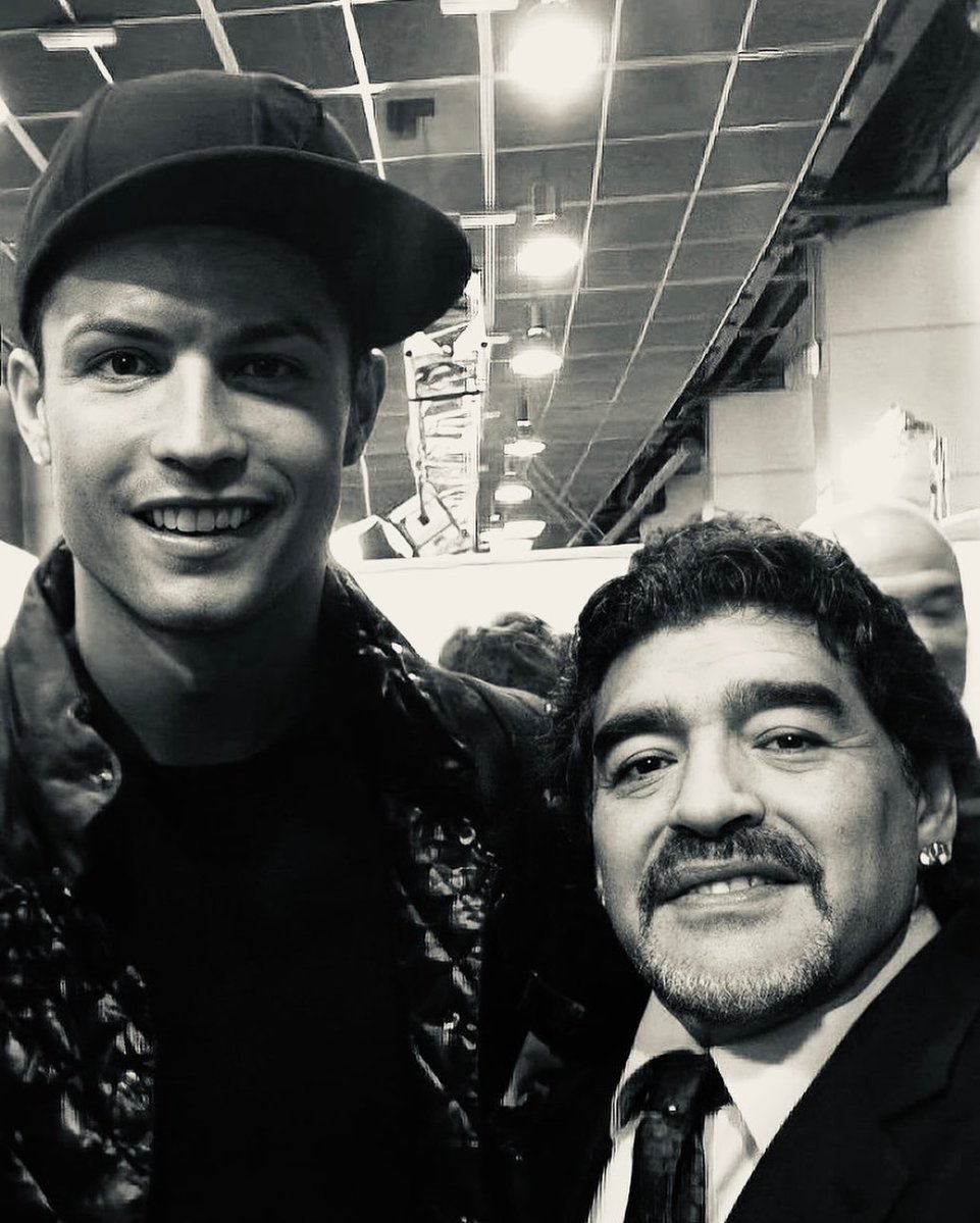 Maradona era un eroe che potevi toccare. Ora Ronaldo e soci esistono sui social Maradona era un eroe che potevi toccare. Ora Ronaldo e soci esistono sui social