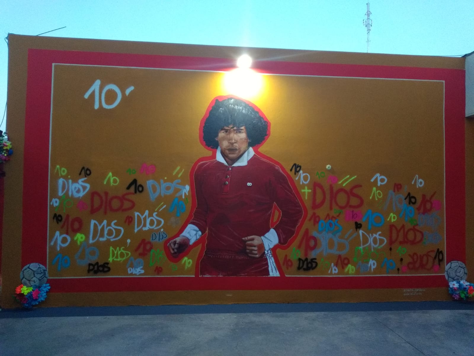 L’Argentinos Juniors, la prima squadra di Maradona, gli dedica un murale 