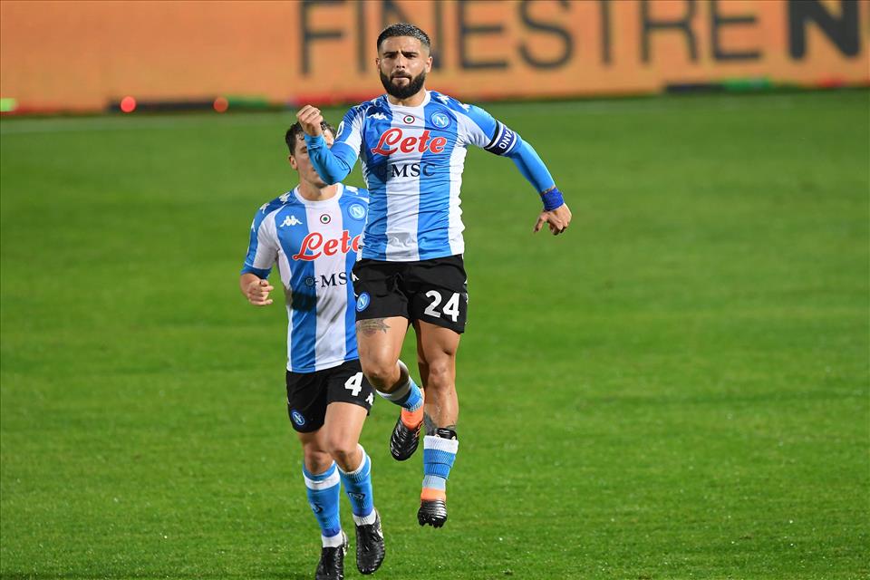 Il Napoli: il destro di Insigne è il bagliore in fondo alla notte dello stadio Maradona Il Napoli: il destro di Insigne è il bagliore in fondo alla notte dello stadio Maradona