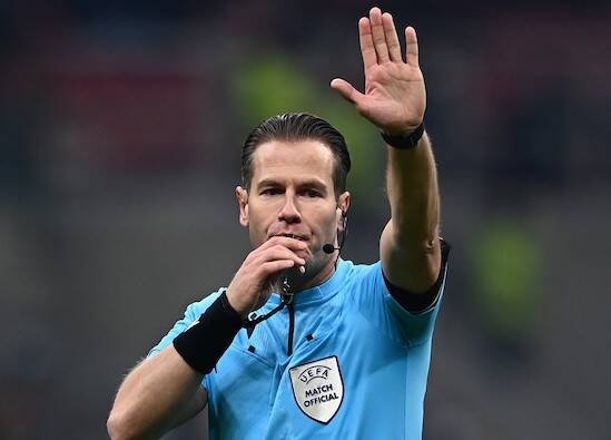 Barcellona-Napoli, l’arbitro Makkelie ha usato un tappo nell’orecchio per sentire meglio l’auricolare (Repubblica)