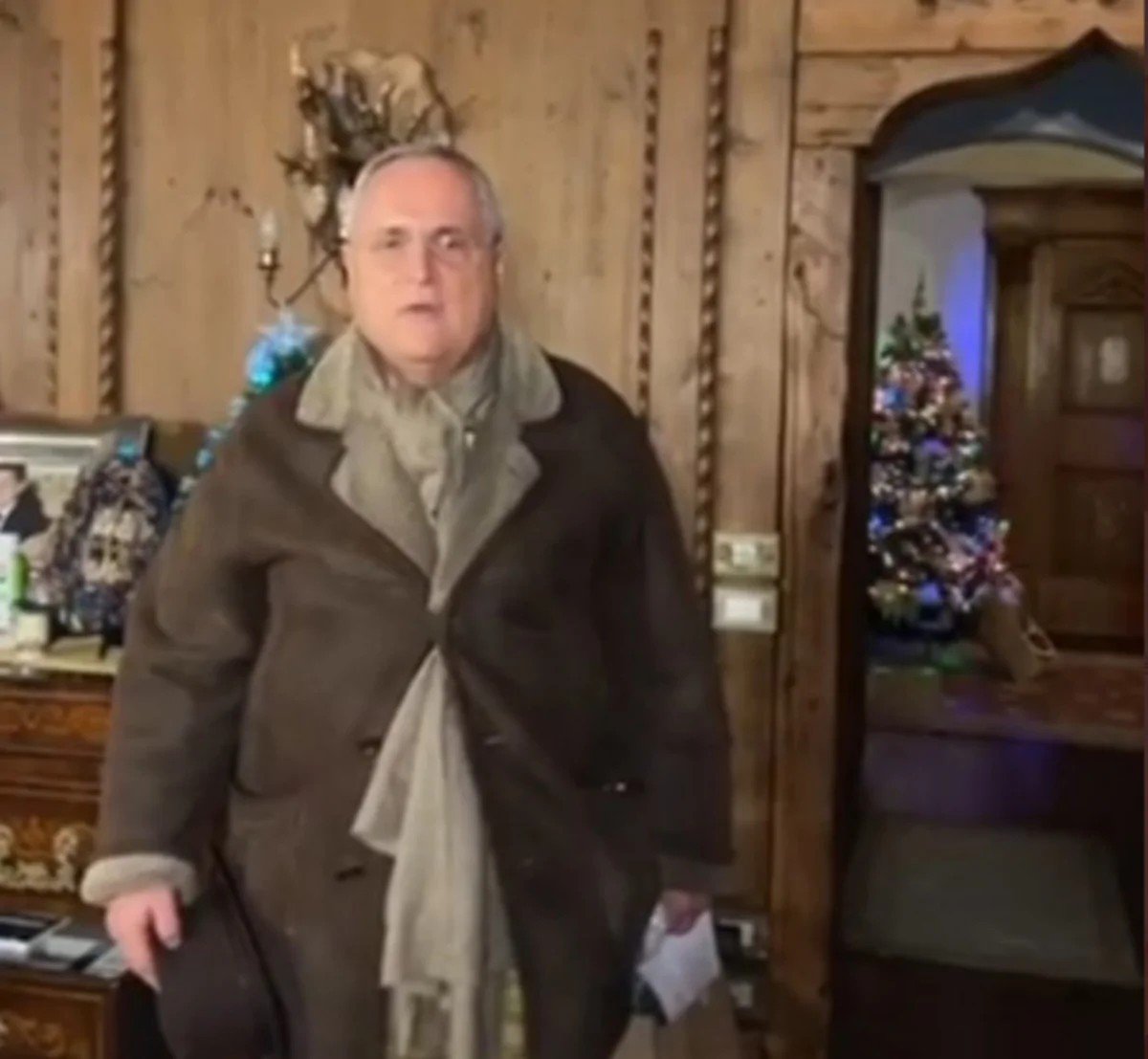 Lo strepitoso video di auguri di Lotito da Cortina, vestito da zampognaro chic Lo strepitoso video di auguri di Lotito da Cortina, vestito da zampognaro chic