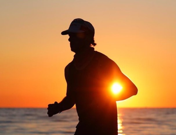 Ha corso 211 maratone in due anni in 193 Paesi diversi (con un infarto in mezzo) Ha corso 211 maratone in due anni in 193 Paesi diversi (con un infarto in mezzo)