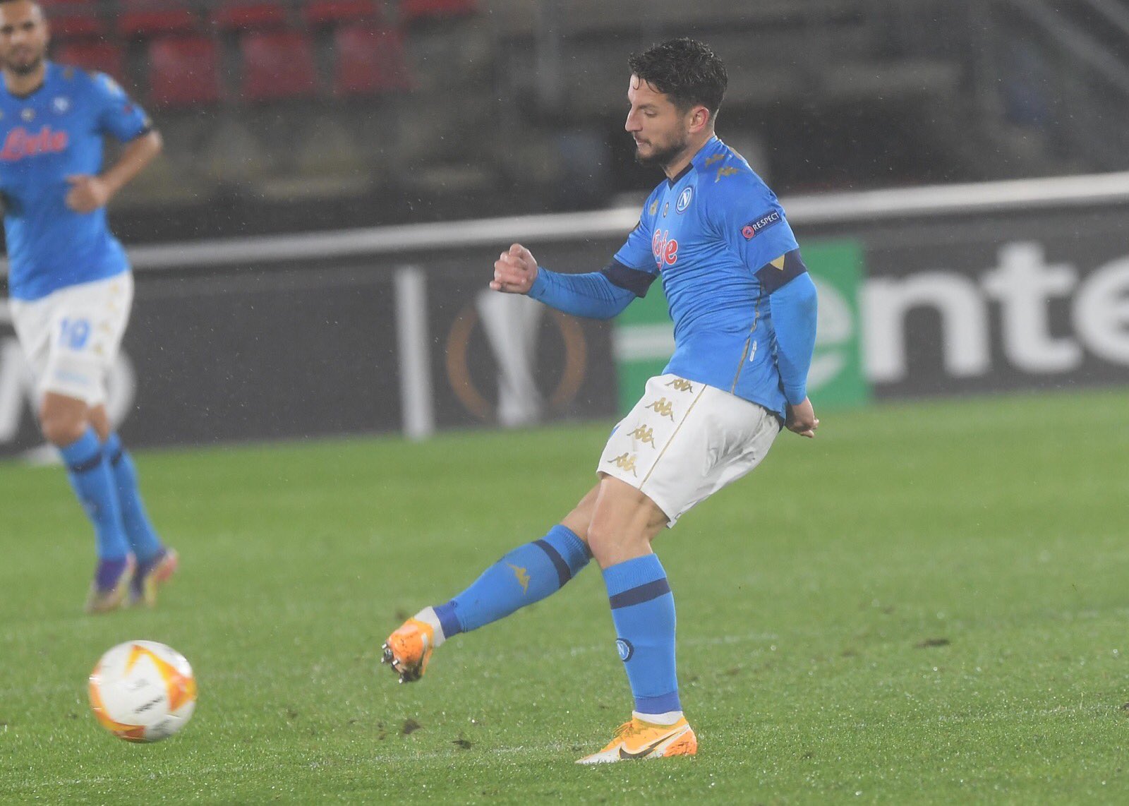 “Il Napoli mette in copertina bomber e portiere e si porta via un punto prezioso” “Il Napoli mette in copertina bomber e portiere e si porta via un punto prezioso”