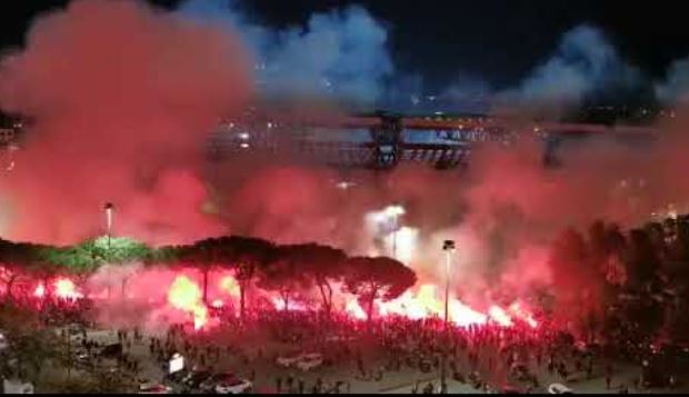 Il Giornale: Napoli saluta Diego con un dramma di massa, Vicenza saluta Paolo Rossi con dolore composto 
