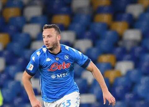 Con la difesa a tre il Napoli ha giocato malissimo (contro l’Atalanta). Non c’è motivo per bissare