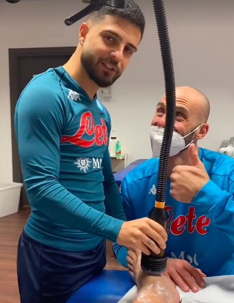 Insigne si improvvisa fisioterapista per aiutare Mertens VIDEO) Insigne si improvvisa fisioterapista per aiutare Mertens VIDEO)