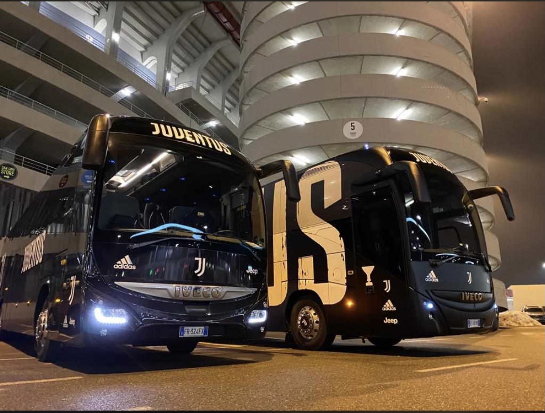 Agnelli celebra i bus della Juve a San Siro, nel giorno delle motivazioni del Coni su Juve-Napoli Agnelli celebra i bus della Juve a San Siro, nel giorno delle motivazioni del Coni su Juve-Napoli