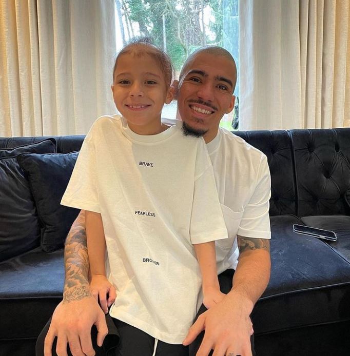 Il figlio di Allan ha l’alopecia, il brasiliano si rasa a zero per amore