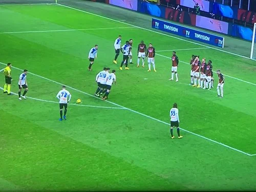L'Atalanta inventa la barriera su punizione a favore