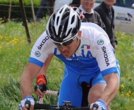 «78 ciclisti lanciati in volata a 70 all’ora tra gli spigoli delle case, così è morto mio figlio» «78 ciclisti lanciati in volata a 70 all’ora tra gli spigoli delle case, così è morto mio figlio»