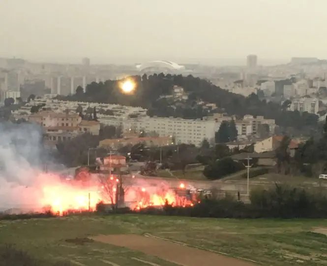 Assalto al campo di allenamento del Marsiglia, arrestati 25 tifosi. Rinviata la partita. Assalto al campo di allenamento del Marsiglia, arrestati 25 tifosi. Rinviata la partita.