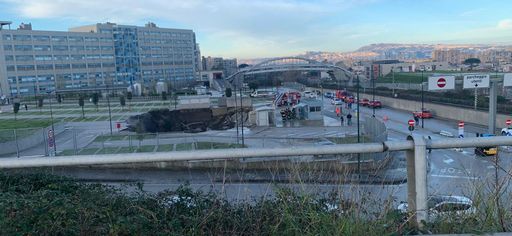 Una voragine al centro dell’Ospedale del mare, evacuato il Covid Center (VIDEO) Una voragine al centro dell’Ospedale del mare, evacuato il Covid Center (VIDEO)