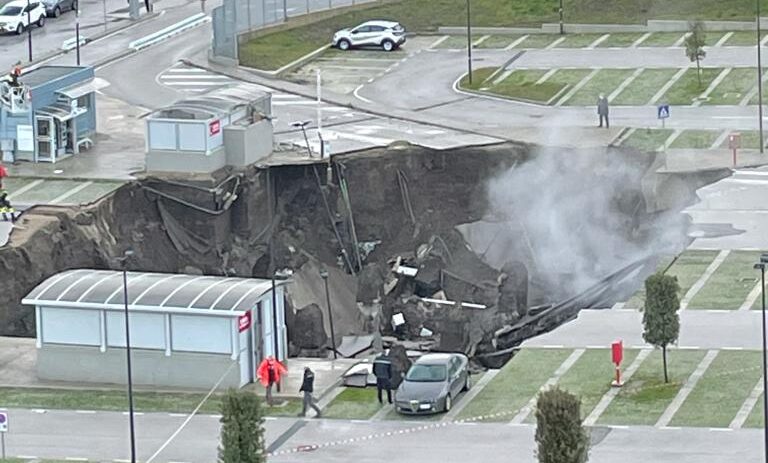 Voragine all’ospedale del Mare, il geologo: “La zona era adatta all’agricoltura,non a costruire un ospedale” Voragine all’ospedale del Mare, il geologo: “La zona era adatta all’agricoltura,non a costruire un ospedale”