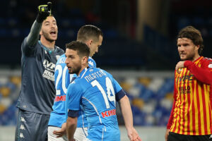 Il Napoli batte il Benevento 2-0 e fa sì che la notizia resti la confessione di Orsato item-thumbnail