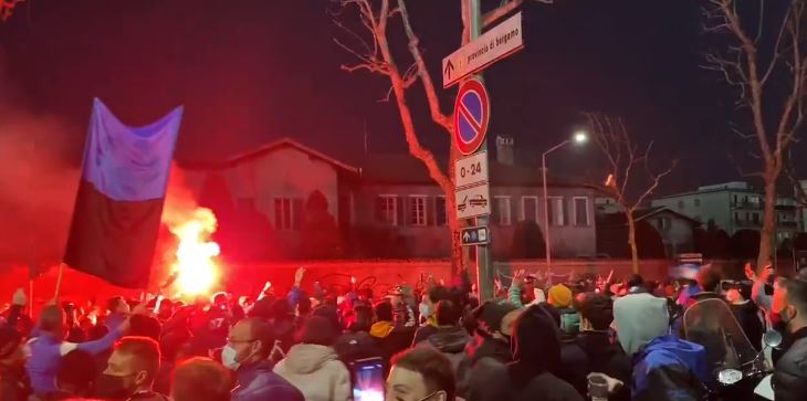 Bergamo, bomba carta al raduno davanti allo stadio, un tifoso ferito