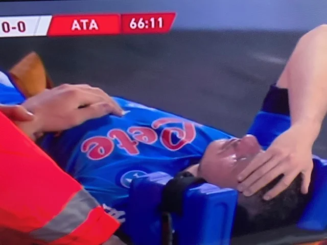 Demme si accascia a terra