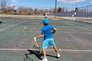 La rivoluzione del piccolo tennista senza rovescio: gioca solo di dritto. E (per ora) vince / VIDEO item-thumbnail