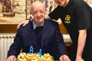 Mazzone festeggia il compleanno sui social e la foto con le zeppole diventa virale item-thumbnail
