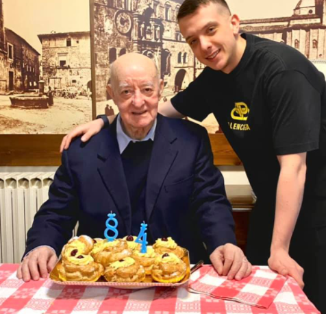 Mazzone festeggia il compleanno sui social e la foto con le zeppole diventa virale