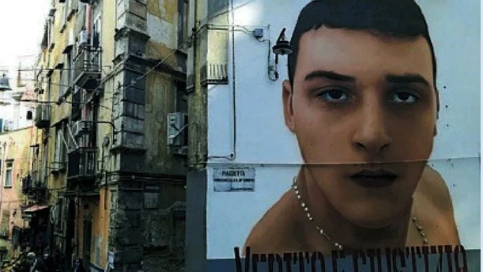 Merlo sul murale del rapinatore a Napoli