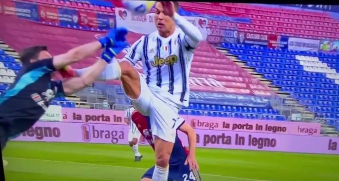 Il Corriere dello Sport: “Impossibile non espellere Ronaldo, Calvarese e Chiffi la pagheranno” Il Corriere dello Sport: “Impossibile non espellere Ronaldo, Calvarese e Chiffi la pagheranno”