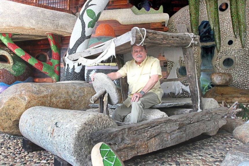 Il principe che vuole comprare il Valencia ha una casa in stile Flintstones e guida una “troncomobile” Il principe che vuole comprare il Valencia ha una casa in stile Flintstones e guida una “troncomobile”