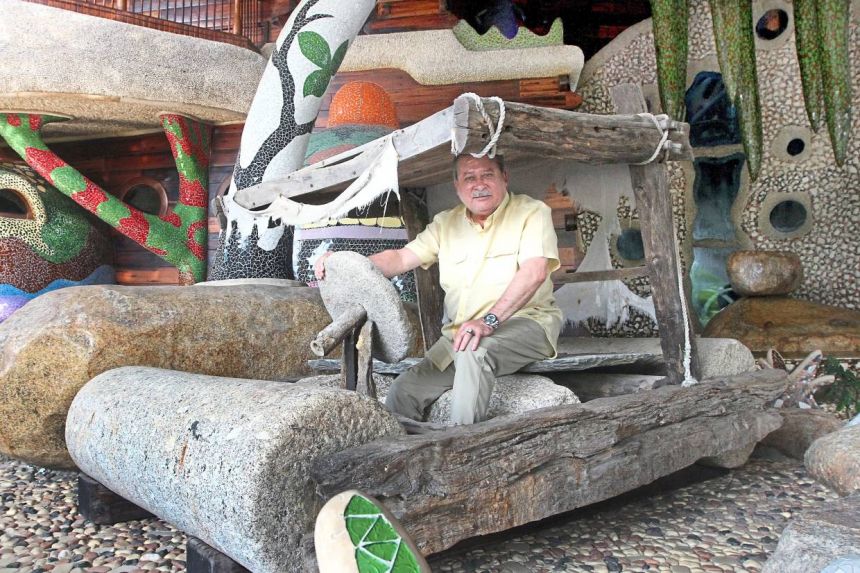 Il principe che vuole comprare il Valencia ha una casa in stile Flintstones e guida una “troncomobile”