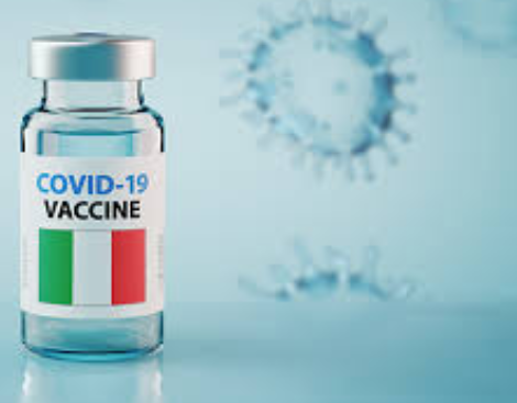 Il green pass diventa obbligatorio ed è subito corsa ai vaccini. In Campania 10mila adesioni in un giorno