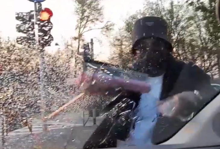 Zapata si finge lavavetri al semaforo e fa uno scherzo alla moglie (VIDEO)