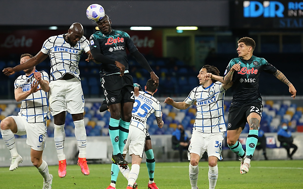 Gazzetta: il Napoli dovrà ridurre gli ingaggi tra il 30 e il 40% Gazzetta: il Napoli dovrà ridurre gli ingaggi tra il 30 e il 40%