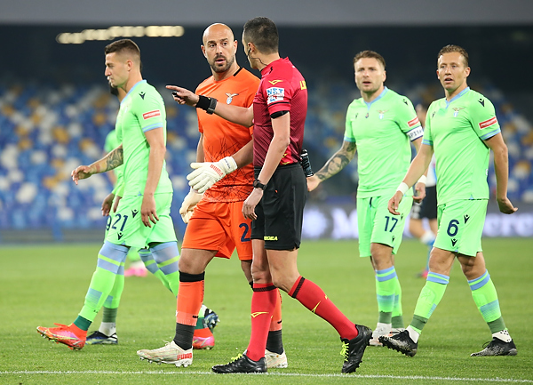 Reina: «Sono più simpatico che bravo? Non giochi dove ho giocato solo perché sei simpatico» Reina: «Sono più simpatico che bravo? Non giochi dove ho giocato solo perché sei simpatico»