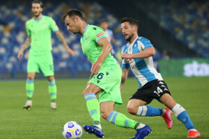 Lazio furiosa per un fallo di mano di Mertens, il secondo gol del Napoli da annullare item-thumbnail