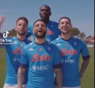 I giocatori del Napoli cantano il nuovo coro che verrà trasmesso allo stadio (VIDEO)