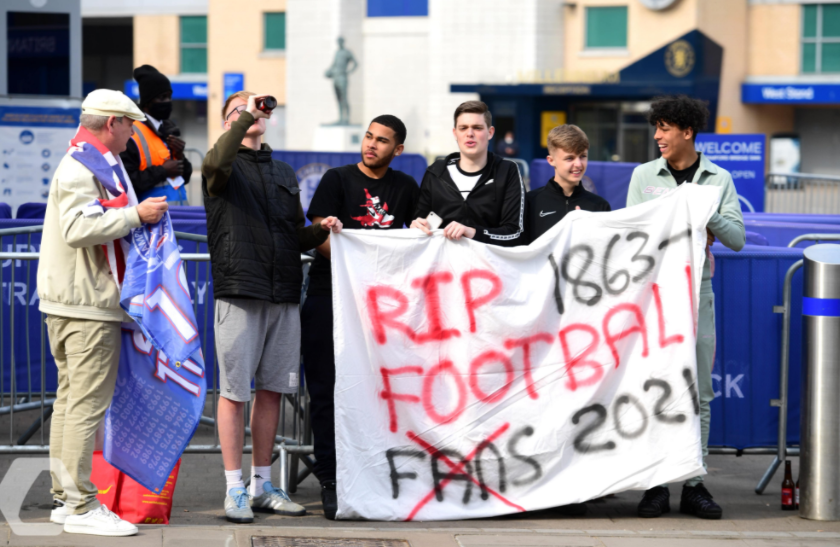 I tifosi del Chelsea protestano contro la Superlega a Stamford Bridge I tifosi del Chelsea protestano contro la Superlega a Stamford Bridge