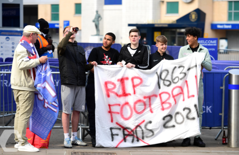 I tifosi del Chelsea protestano contro la Superlega a Stamford Bridge