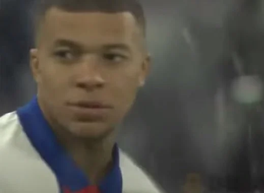 Il calcio è ricco giovane e forte. Lontano dall'Italia e da Napoli