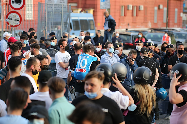 Gazzetta: lo stadio a Napoli resta semivuoto, venduti 16mila biglietti per Napoli-Bologna Gazzetta: lo stadio a Napoli resta semivuoto, venduti 16mila biglietti per Napoli-Bologna