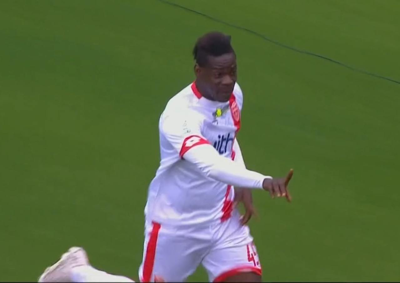 Balotelli entra, segna una doppietta e il Monza batte la Salernitana (e rivede la Serie A) Balotelli entra, segna una doppietta e il Monza batte la Salernitana (e rivede la Serie A)