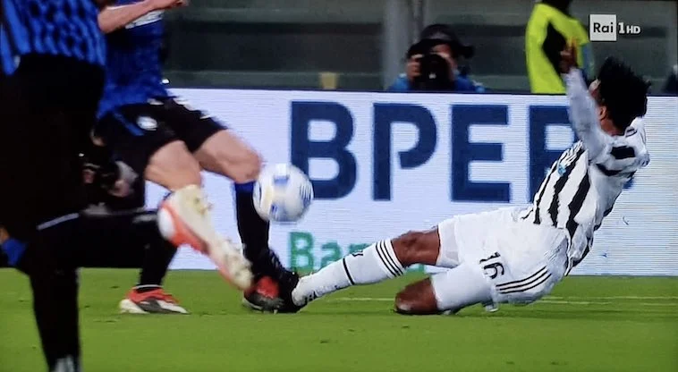 c'era fallo di Cuadrado su Gosens