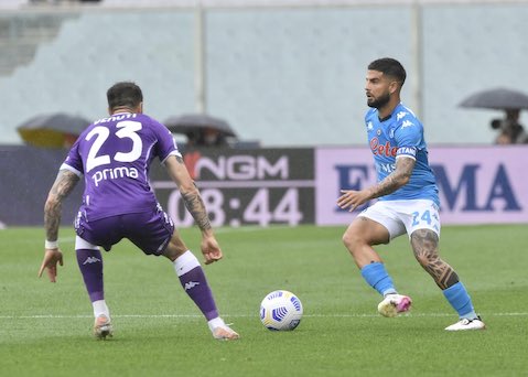 Il Napoli batte la Fiorentina, i propri fantasmi, i complottisti e ora vede la Champions Il Napoli batte la Fiorentina, i propri fantasmi, i complottisti e ora vede la Champions