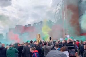 I tifosi invadono Old Trafford contro la società, rinviata Manchester United-Liverpool item-thumbnail