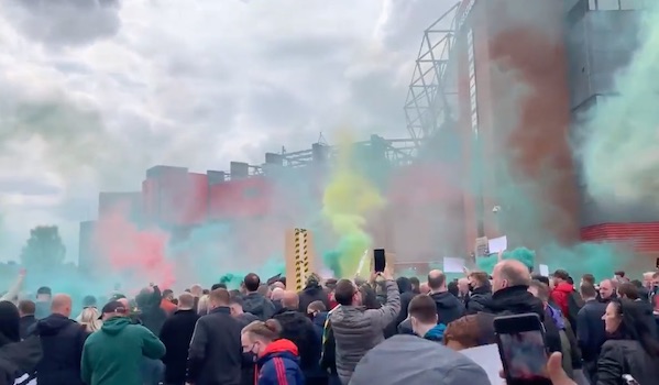 I tifosi invadono Old Trafford contro la società, rinviata Manchester United-Liverpool I tifosi invadono Old Trafford contro la società, rinviata Manchester United-Liverpool