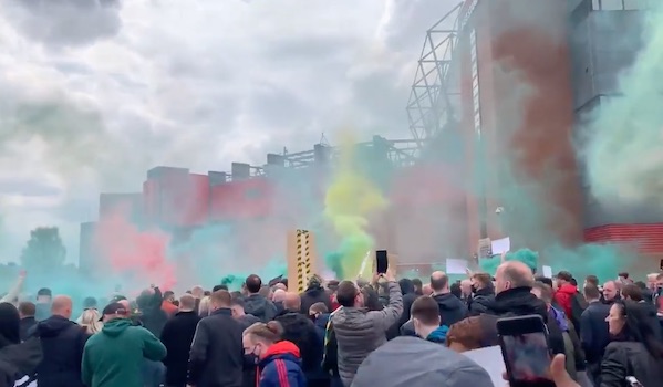 I tifosi invadono Old Trafford contro la società, rinviata Manchester United-Liverpool